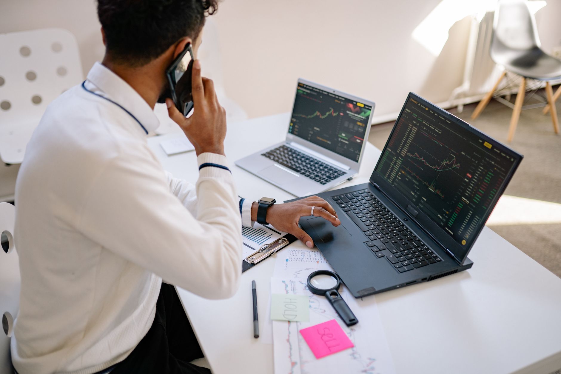 Call Option vs Put Option Explained: Complete Guide for 2024 Investors