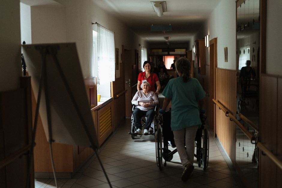 Assisted Living vs Nursing Home: Which Care Option Is Right for You?