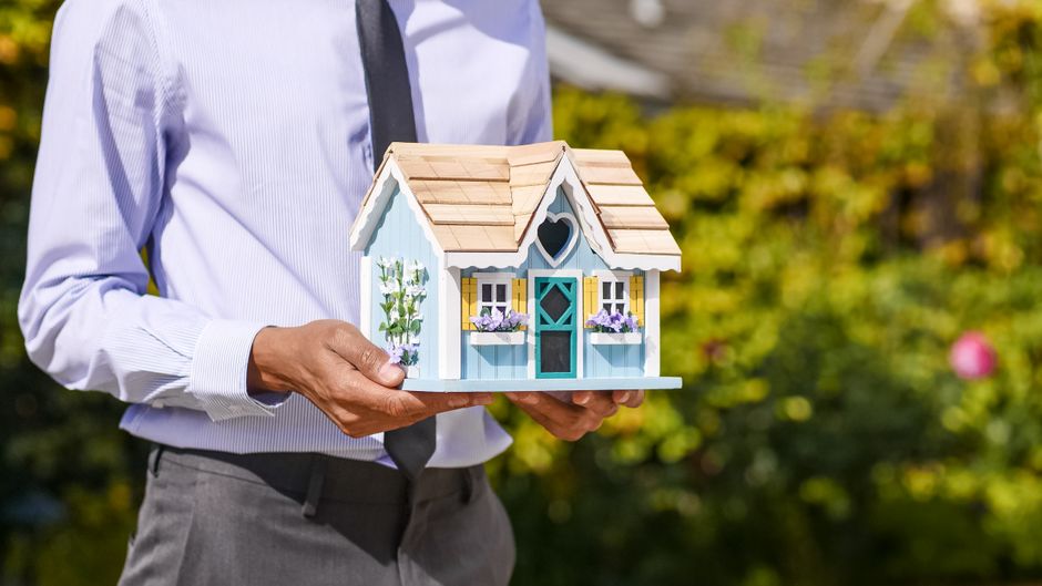 HECM vs Proprietary Reverse Mortgage: Complete Guide for Homeowners Aged 62+